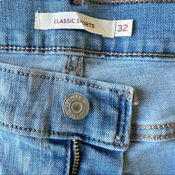 Levi’s Classic Shorts - Picture 6 of 15